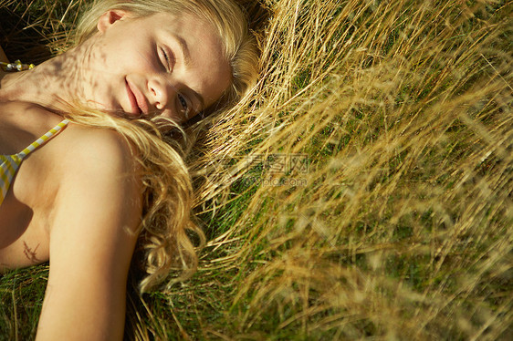 躺在草里的年轻女子图片