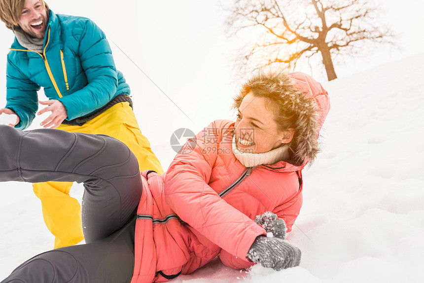 在雪地里玩耍的一对夫妇图片