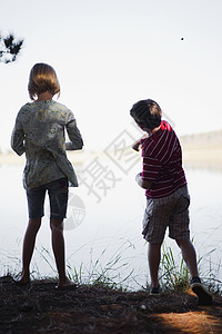 孩子们在湖中跳石图片