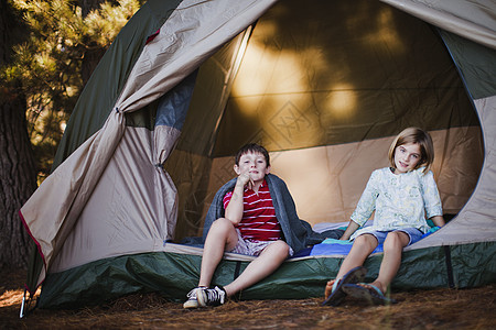 两个女孩孩子们坐在营地的帐篷里背景