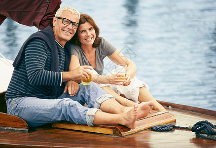 在船上喝酒的中年夫妇图片