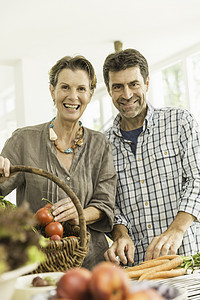 一对夫妇在厨房准备新鲜蔬菜的照片图片