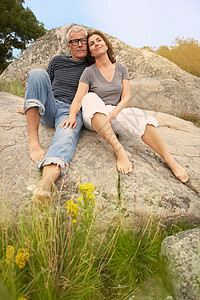 靠着石头的中年夫妇图片