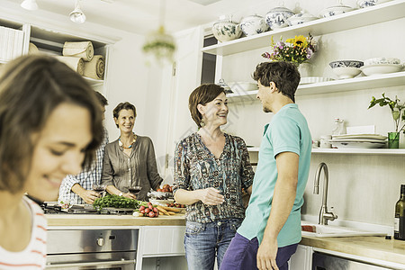 五个成人朋友在厨房聊天图片