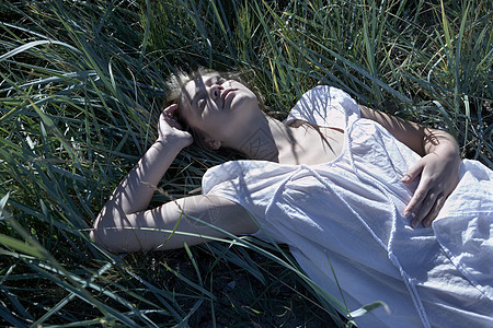 躺在草里的年轻女子图片