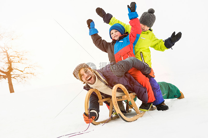 在雪中的男孩图片