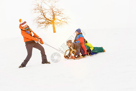 一个女人和两个男孩在雪地里拉托博根图片
