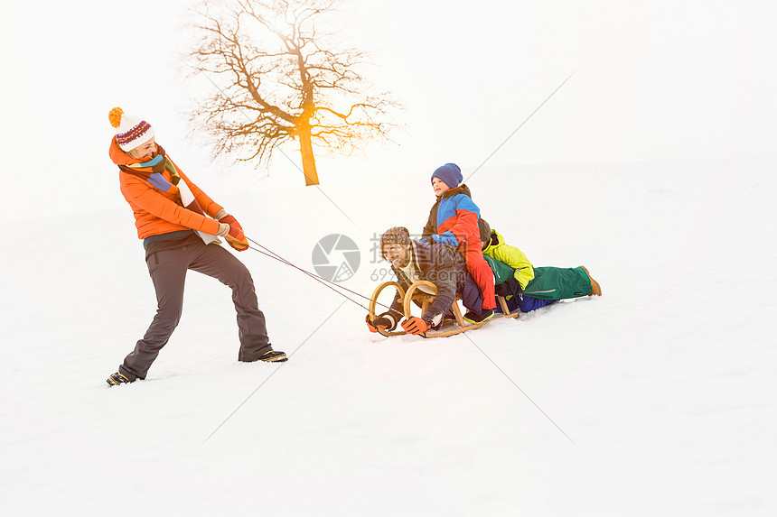 一个女人和两个男孩在雪地里拉托博根图片