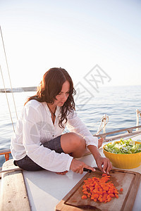 船上的女人在准备食物图片