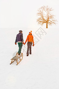 在雪地里的夫妇图片