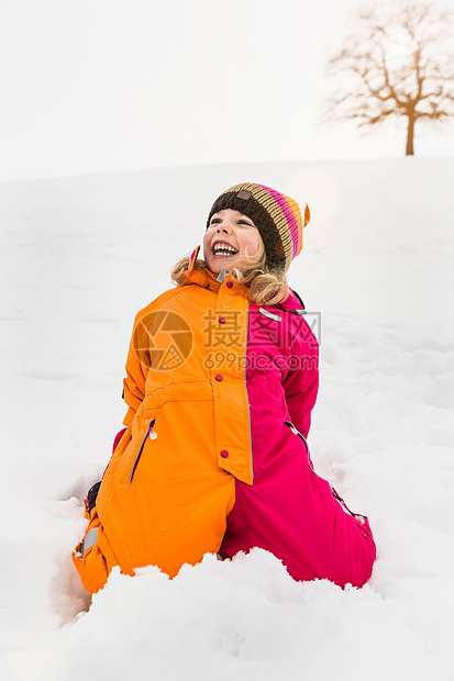 穿雪衣的女孩跪在雪上图片