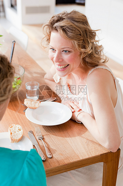 两个女人坐在桌子旁图片