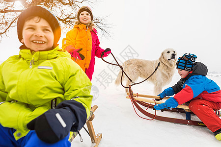 三个孩子在雪地里玩托博根舞图片