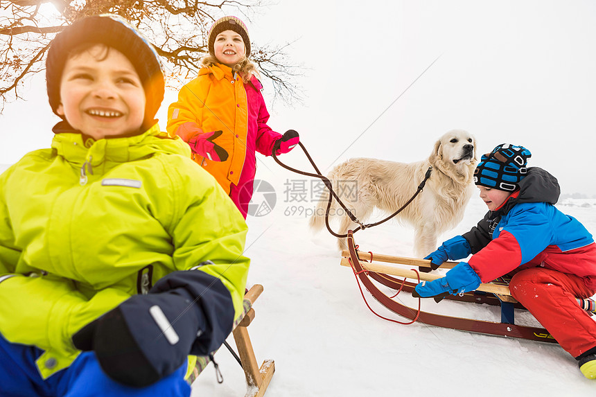 三个孩子在雪地里玩托博根舞图片