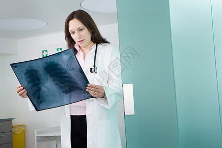 检查X光片的女医生图片