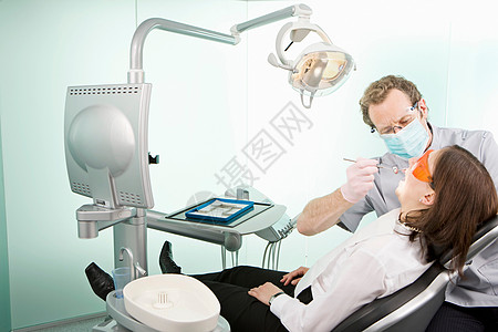 外科牙医检查病人高清图片