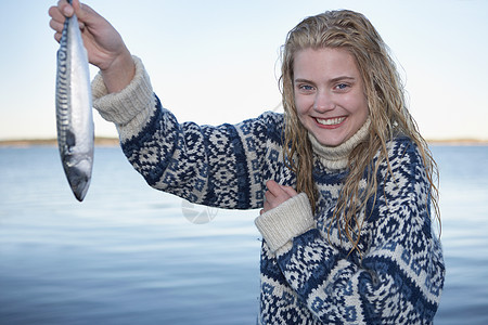 抓鱼的年轻女子图片