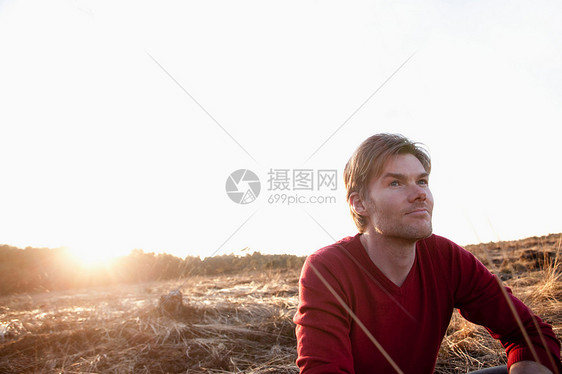 坐在空地上的男人图片