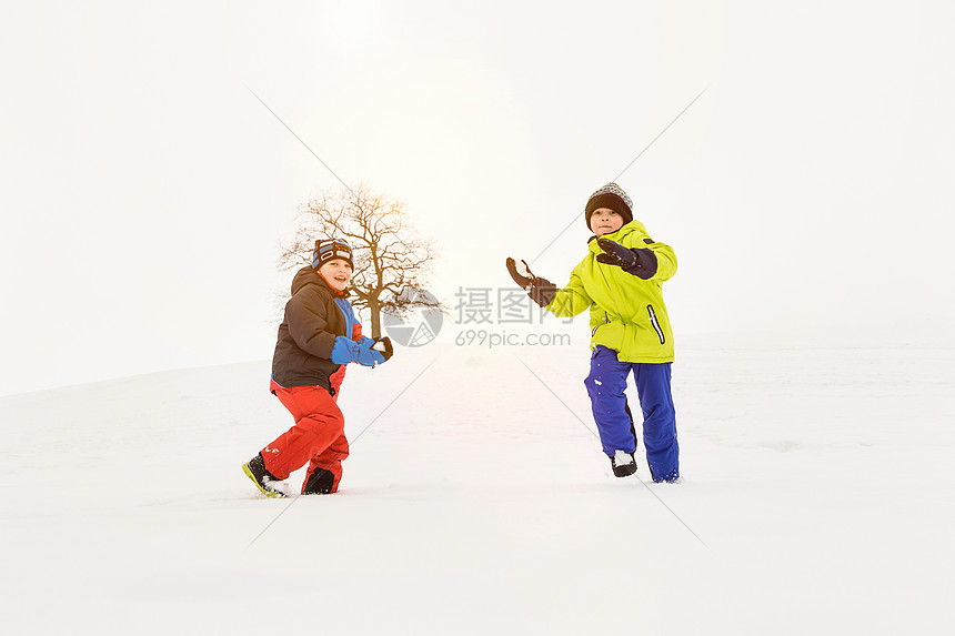 两个男孩在雪地里玩耍图片