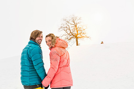 一对中年夫妇在雪地里行走图片