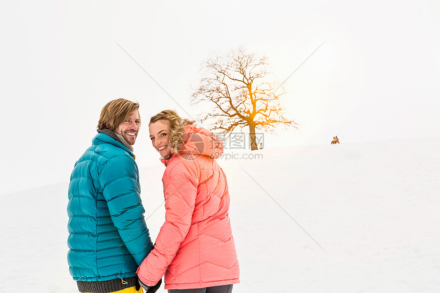 一对中年夫妇在雪地里行走图片