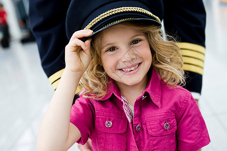飞行员帽子戴着机长帽子的年轻女孩背景