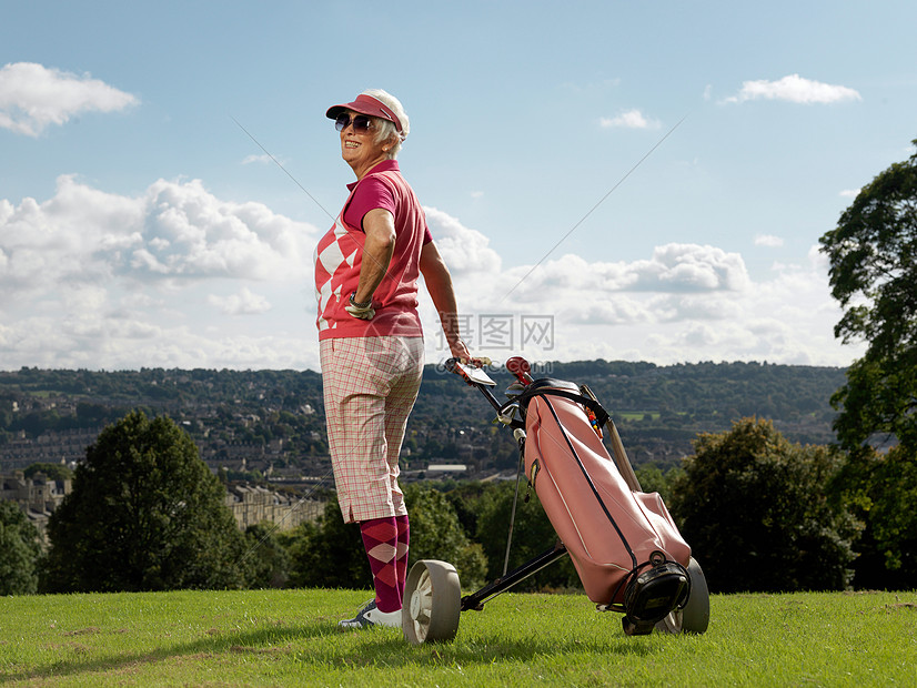 打高尔夫球的成熟女士图片