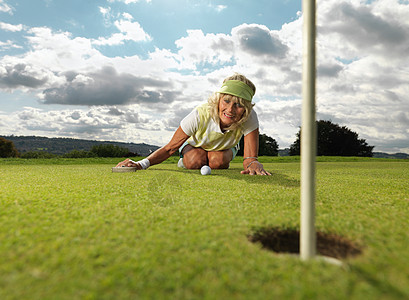 打高尔夫球的成熟女士图片