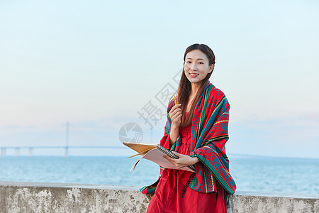 文艺美女在海边绘画背景图片