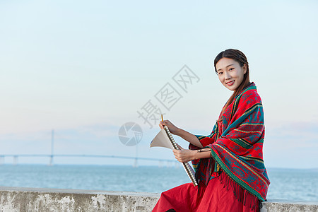 文艺美女在海边绘画背景图片