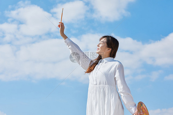 文艺清新美女户外油画写生图片