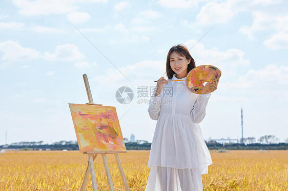 文艺清新美女户外油画写生图片