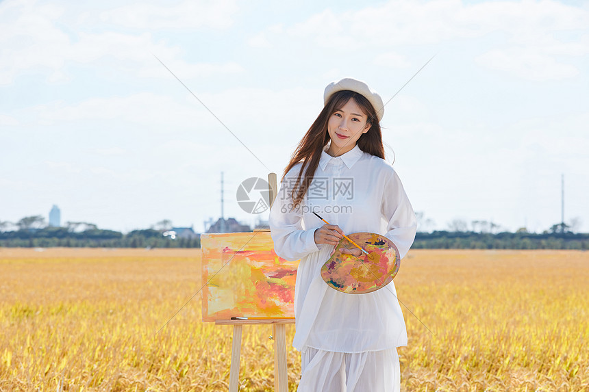 文艺清新美女户外油画写生图片