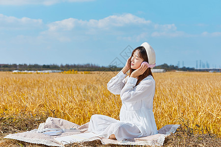 年轻女生户外听音乐图片