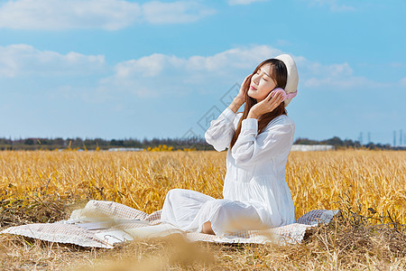 耳机模特年轻女生户外听音乐背景