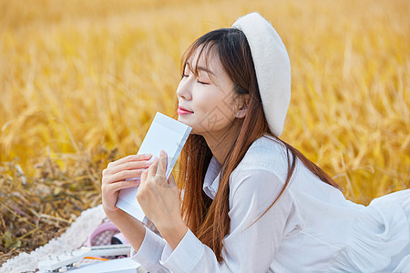 文艺清新女生户外阅读高清图片