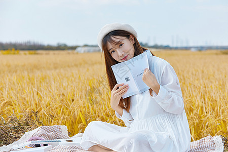 秋天田野文艺清新女生户外阅读背景