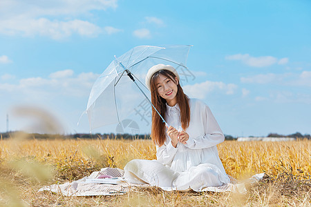 文艺美女手撑透明雨伞背景