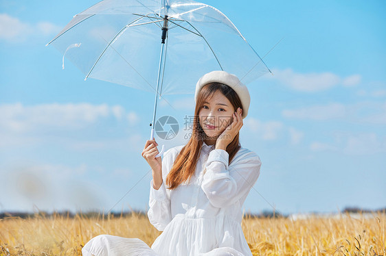 文艺美女手撑透明雨伞图片