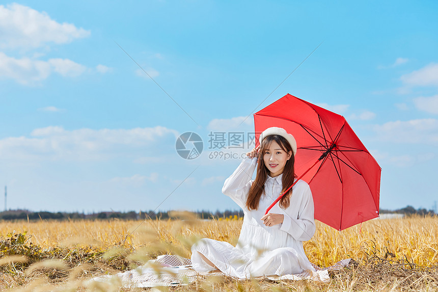 文艺美女手撑红色雨伞图片