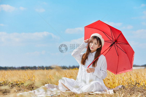 文艺美女手撑红色雨伞图片