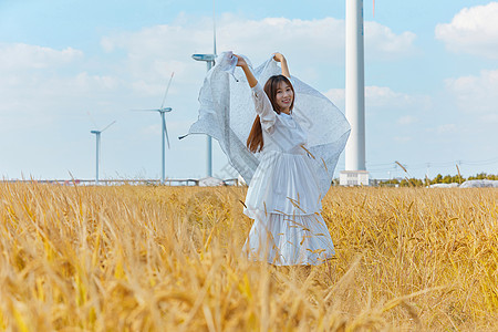 文艺清新美女走在田野图片