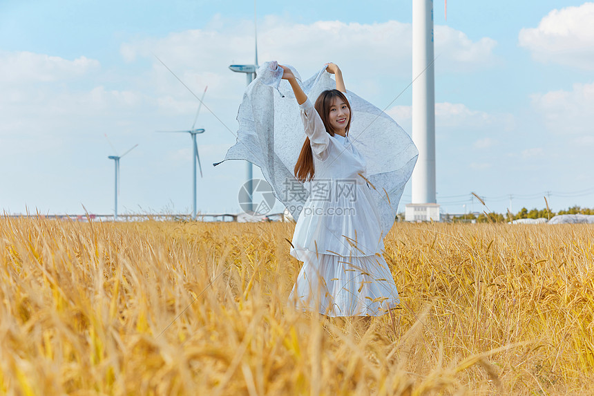 文艺清新美女走在田野图片