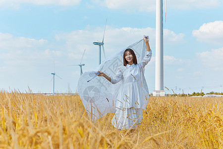 文艺清新美女走在田野图片