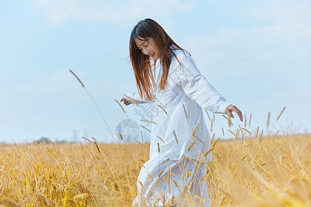 文艺清新美女走在田野图片