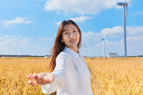 文艺美女牵手旅行图片