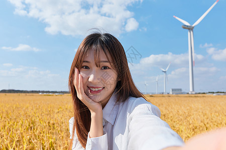 田野人年轻美女自拍背景