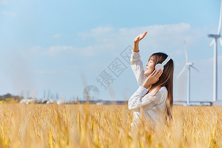 田野人文艺清新女生听音乐背景