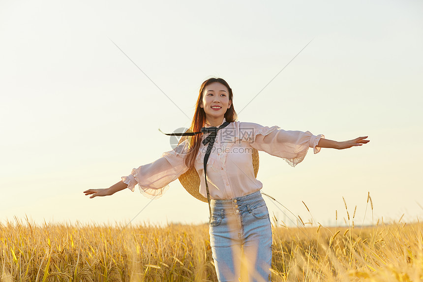 文艺清新美女走在田野图片