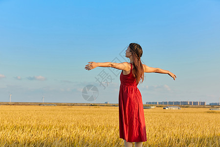 女性背影年轻文艺美女拥抱大背景